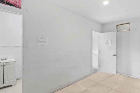 Commercial property in Miami Gardens, Florida № 1971348 - photo 13