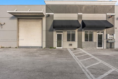 Commercial property in Miami Gardens, Florida № 1971348 - photo 2