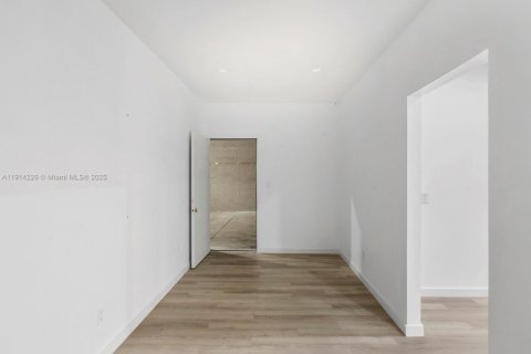 Commercial property in Miami Gardens, Florida № 1971348 - photo 15