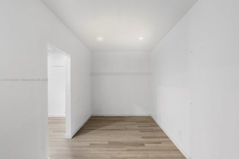 Commercial property in Miami Gardens, Florida № 1971348 - photo 14