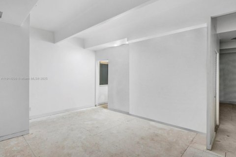 Commercial property in Miami Gardens, Florida № 1971348 - photo 16