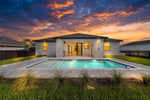 House in Cape Coral, Florida 3 bedrooms, 130.99 sq.m. № 2325344