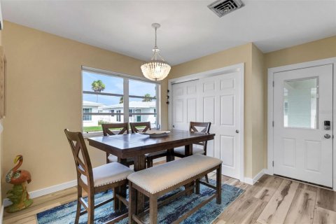 Condo in Englewood, Florida, 2 bedrooms  № 1832736 - photo 13