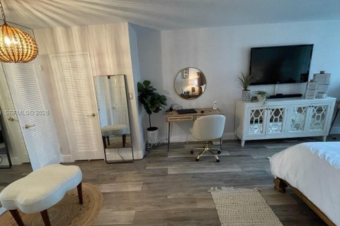 Condo in Miami Beach, Florida, 2 bedrooms  № 2040094 - photo 16