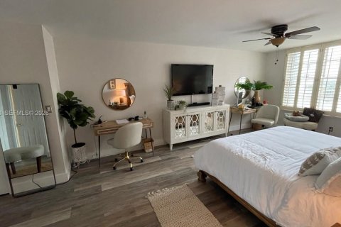 Condo in Miami Beach, Florida, 2 bedrooms  № 2040094 - photo 14