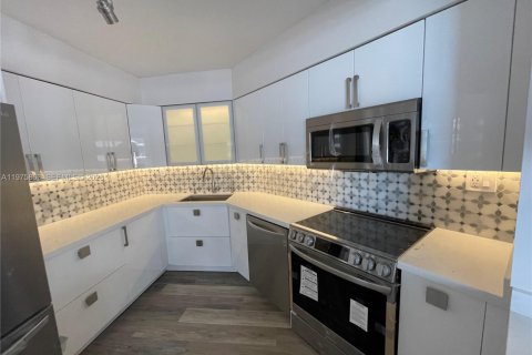 Condo in Miami Beach, Florida, 2 bedrooms  № 2040094 - photo 5