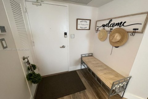 Condo in Miami Beach, Florida, 2 bedrooms  № 2040094 - photo 4