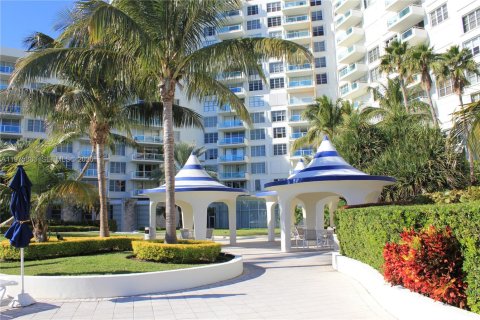 Condo in Miami Beach, Florida, 2 bedrooms  № 2040094 - photo 20