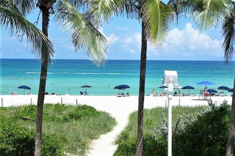 Condo in Miami Beach, Florida, 2 bedrooms  № 2040094 - photo 29