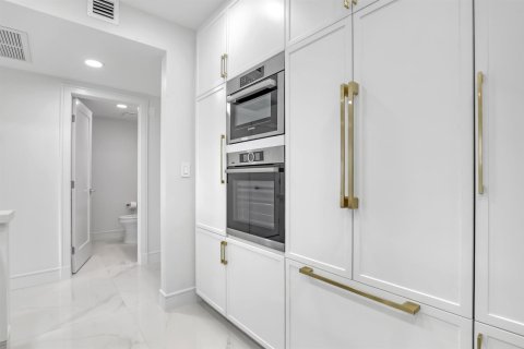 Condo in Palm Beach, Florida, 1 bedroom № 2187722 - photo 10