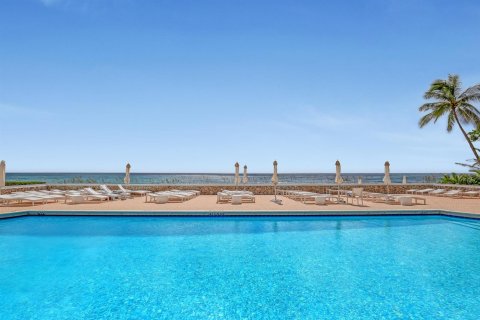 Condo in Palm Beach, Florida, 1 bedroom № 2187722 - photo 23