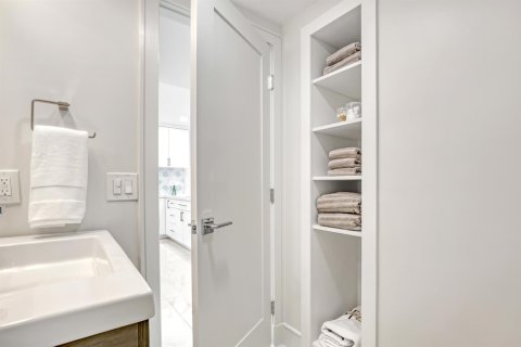 Condo in Palm Beach, Florida, 1 bedroom № 2187722 - photo 19