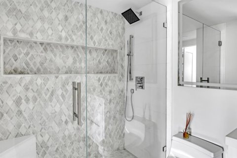 Condo in Palm Beach, Florida, 1 bedroom № 2187722 - photo 17