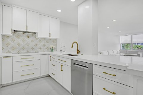 Condo in Palm Beach, Florida, 1 bedroom № 2187722 - photo 9