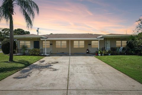 Commercial property in Saint Petersburg, Florida 5 bedrooms, 209.68 sq.m. № 2359187
