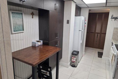 Condominio en alquiler en Lauderhill, Florida, 2 dormitorios, 98.48 m2 № 2027015 - foto 2