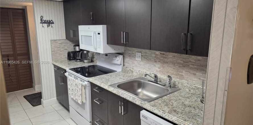 Condominio en Lauderhill, Florida, 2 dormitorios  № 2027015