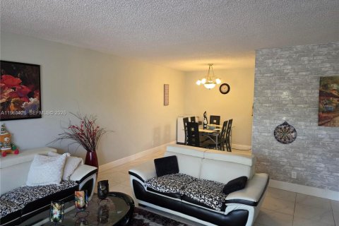 Condominio en alquiler en Lauderhill, Florida, 2 dormitorios, 98.48 m2 № 2027015 - foto 9