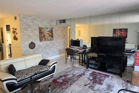 Condominio en alquiler en Lauderhill, Florida, 2 dormitorios, 98.48 m2 № 2027015 - foto 8