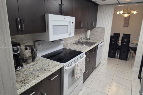 Condominio en alquiler en Lauderhill, Florida, 2 dormitorios, 98.48 m2 № 2027015 - foto 3