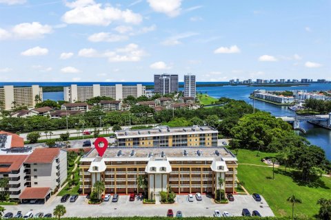 Condo in North Palm Beach, Florida, 2 bedrooms  № 2173096 - photo 2