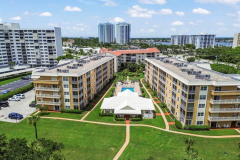 Condo in North Palm Beach, Florida, 2 bedrooms  № 2173096 - photo 28