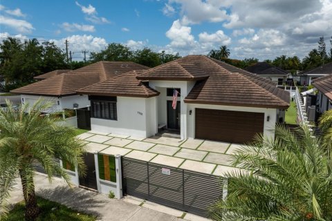 Дом в Майами, Флорида 4 спальни, 186.83м2 № 2050780