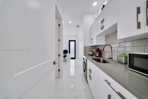 Купить виллу или дом в Майами, Флорида 4 спальни, 186.83м2, № 2050780 - фото 13