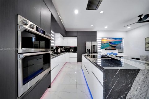 Купить виллу или дом в Майами, Флорида 4 спальни, 186.83м2, № 2050780 - фото 19