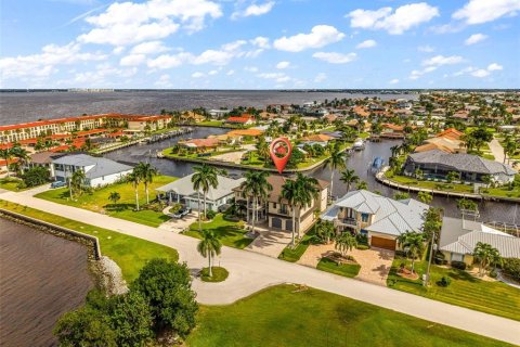 Villa ou maison à vendre à Punta Gorda, Floride: 4 chambres, 492.85 m2 № 2435214 - photo 2