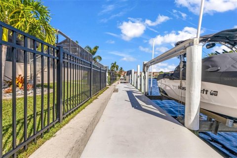 Villa ou maison à vendre à Punta Gorda, Floride: 4 chambres, 492.85 m2 № 2435214 - photo 10