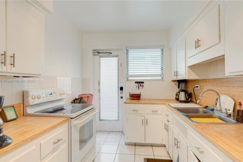 Купить кондоминиум в Бэл-Харбор, Флорида 1 спальня, 74.32м2, № 1830666 - фото 14