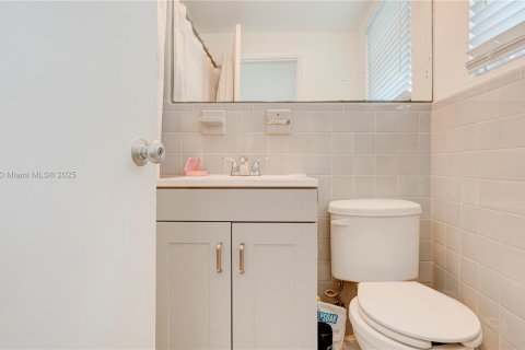 Купить кондоминиум в Бэл-Харбор, Флорида 1 спальня, 74.32м2, № 1830666 - фото 24