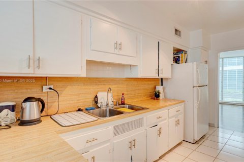 Купить кондоминиум в Бэл-Харбор, Флорида 1 спальня, 74.32м2, № 1830666 - фото 15