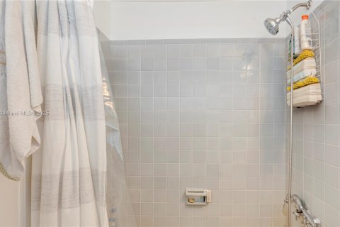 Купить кондоминиум в Бэл-Харбор, Флорида 1 спальня, 74.32м2, № 1830666 - фото 25