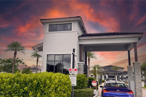 Adosado en venta en Miami Lakes, Florida, 3 dormitorios, 147.53 m2 № 1951944 - foto 2