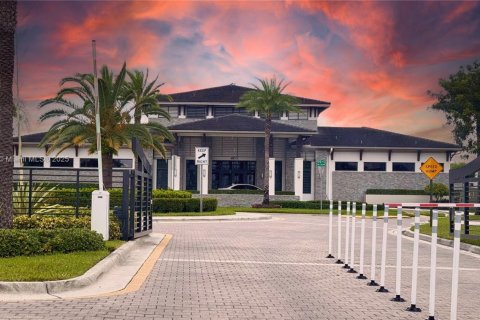 Adosado en venta en Miami Lakes, Florida, 3 dormitorios, 147.53 m2 № 1951944 - foto 3