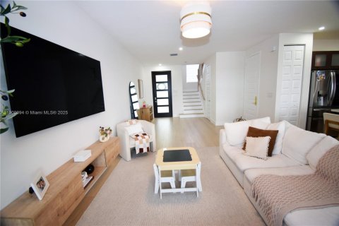 Adosado en venta en Miami Lakes, Florida, 3 dormitorios, 147.53 m2 № 1951944 - foto 10