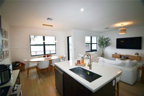Adosado en venta en Miami Lakes, Florida, 3 dormitorios, 147.53 m2 № 1951944 - foto 15