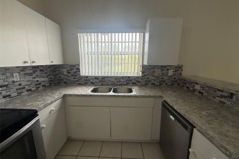 Villa ou maison à vendre à Miami, Floride: 4 chambres, 165.92 m2 № 1975977 - photo 12