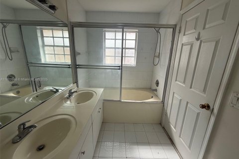 Villa ou maison à vendre à Miami, Floride: 4 chambres, 165.92 m2 № 1975977 - photo 23