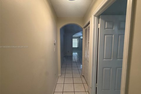 Villa ou maison à vendre à Miami, Floride: 4 chambres, 165.92 m2 № 1975977 - photo 18