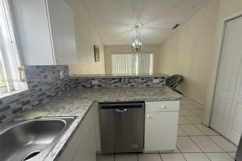 Villa ou maison à vendre à Miami, Floride: 4 chambres, 165.92 m2 № 1975977 - photo 13