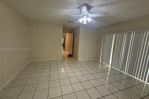 Villa ou maison à vendre à Miami, Floride: 4 chambres, 165.92 m2 № 1975977 - photo 22