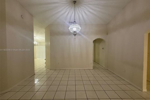 Villa ou maison à vendre à Miami, Floride: 4 chambres, 165.92 m2 № 1975977 - photo 3