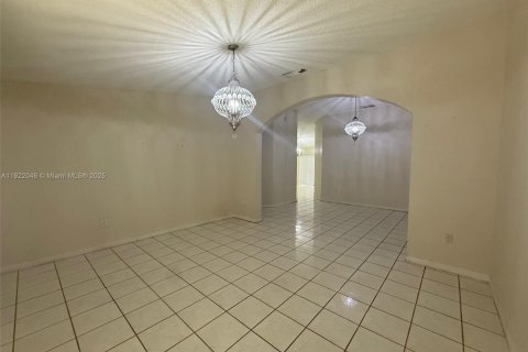 Villa ou maison à vendre à Miami, Floride: 4 chambres, 165.92 m2 № 1975977 - photo 4