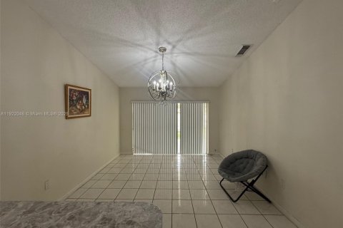 Villa ou maison à vendre à Miami, Floride: 4 chambres, 165.92 m2 № 1975977 - photo 17