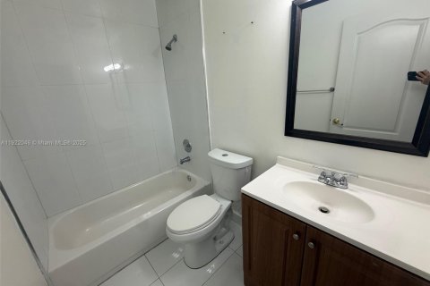 Villa ou maison à vendre à Miami, Floride: 4 chambres, 165.92 m2 № 1975977 - photo 28