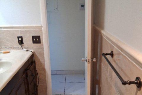 Condominio en venta en Pembroke Pines, Florida, 2 dormitorios № 1997616 - foto 16