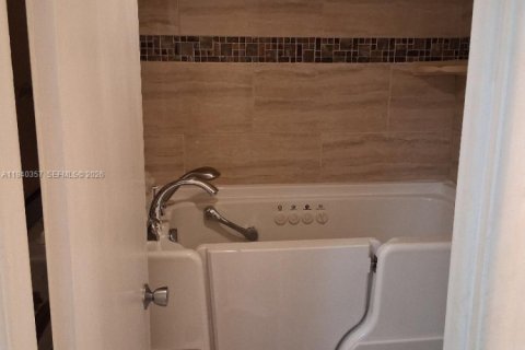 Condominio en venta en Pembroke Pines, Florida, 2 dormitorios № 1997616 - foto 25